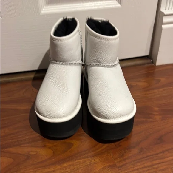 UGG Classic White Leather Platform Minis - Picture 1 of 6